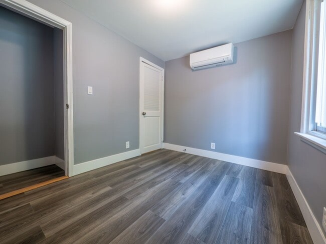 Building Photo - Detached 2BR Home with Mini-Split A/C, Sol...
