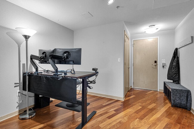 Building Photo - 106 W Seeboth St