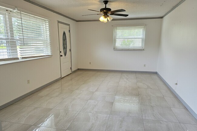 Building Photo - 1006 14th Ave NW