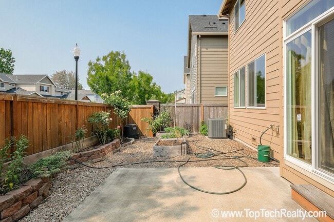 Building Photo - Stunning 4-BR + Den Home | Walk to 53rd Park | Close to Intel | Max & Shopping | Fenced Yard