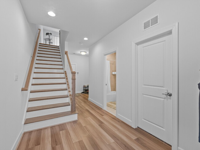 Building Photo - Stylish & Spacious Townhome in Ashburn’s S...