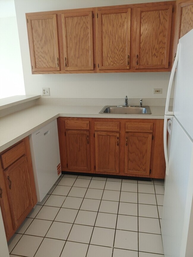 Building Photo - 5820 Oakwood Dr