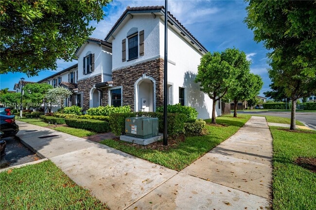 Building Photo - 705 SE 13th Street Cir