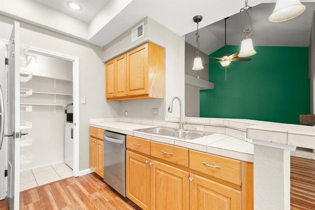 Building Photo - 4711 Spicewood Springs Rd