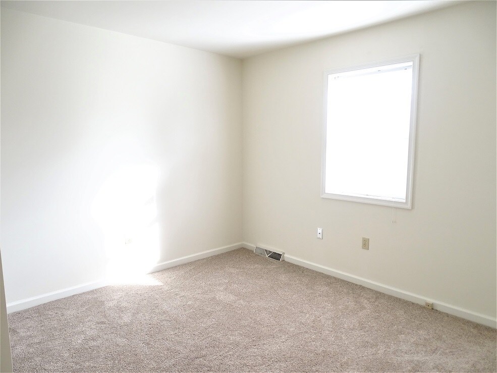 Building Photo - 1 Foxfield Ln