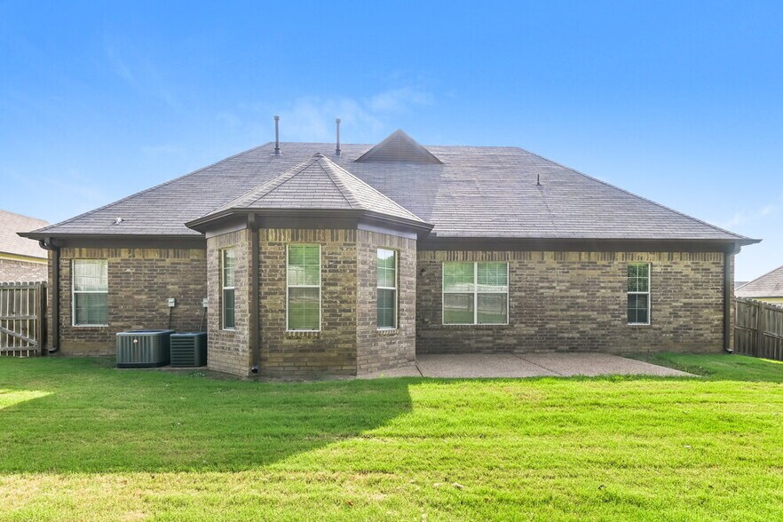 Building Photo - 8873 Lezlarken Ln