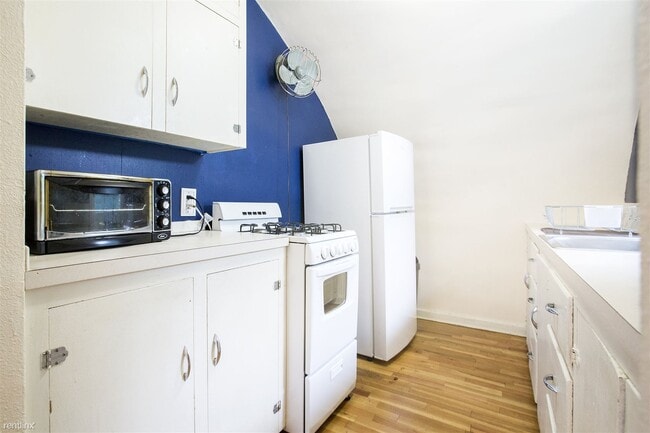 Building Photo - 1 br, 1 bath Duplex - 219 North Shields St...
