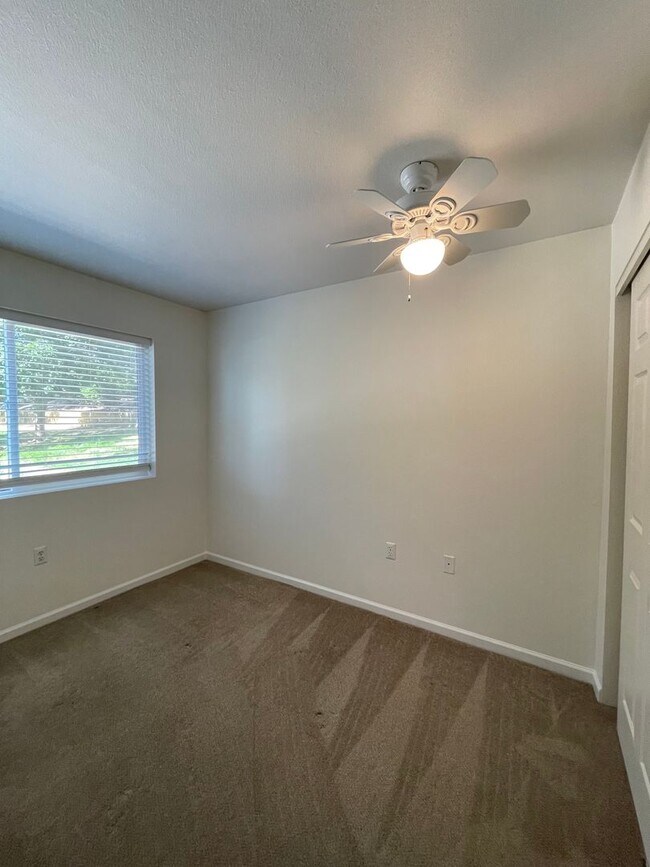 Building Photo - Stunning First-Floor Condo SE Ft. Collins