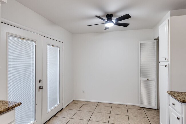 Building Photo - Remodeled 3/2 off Indian School & 43rd Ave