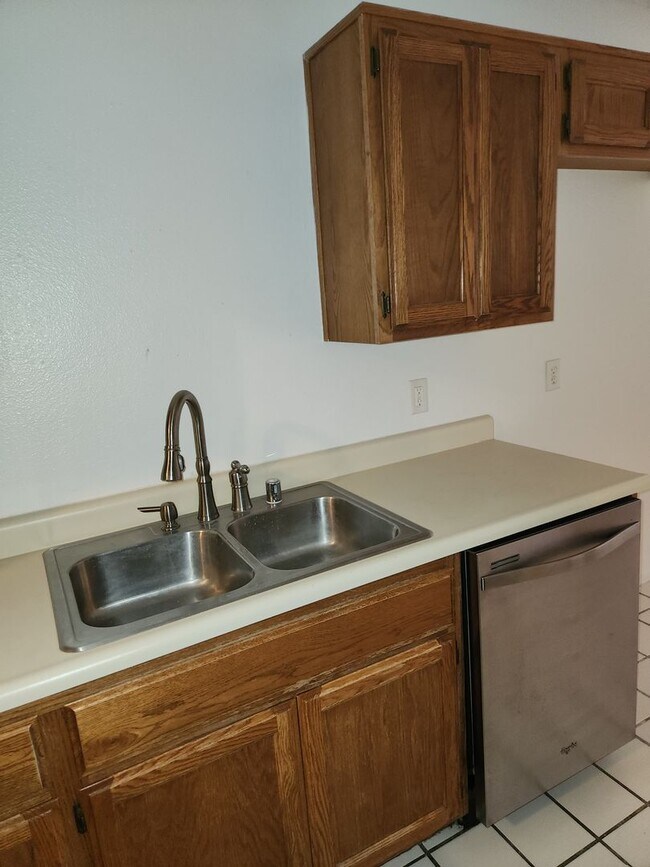 Building Photo - Single-Story 2 Bed, 2 Bath with 2-Car Garage in Gate Community