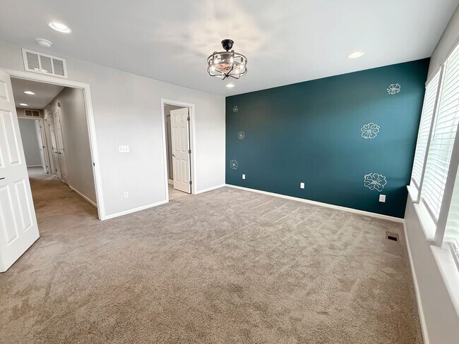 Building Photo - $0 DEPOSIT OPTION. BRIGHT AND SPACIOUS 3-B...