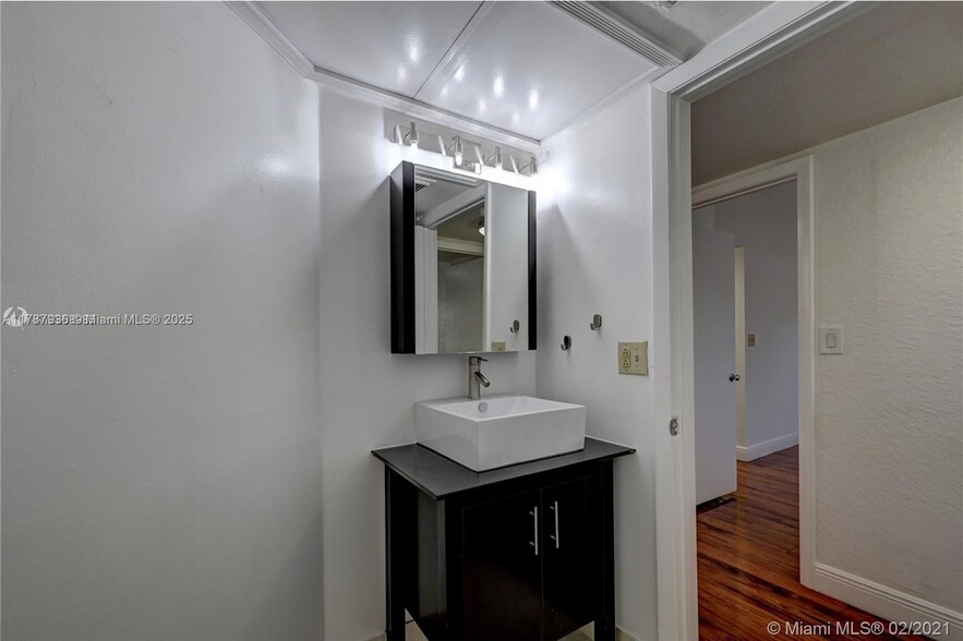 Building Photo - 2850 N Oakland Forest Dr