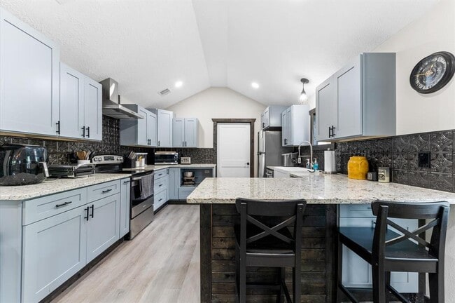 Building Photo - 325 S Bell Dr
