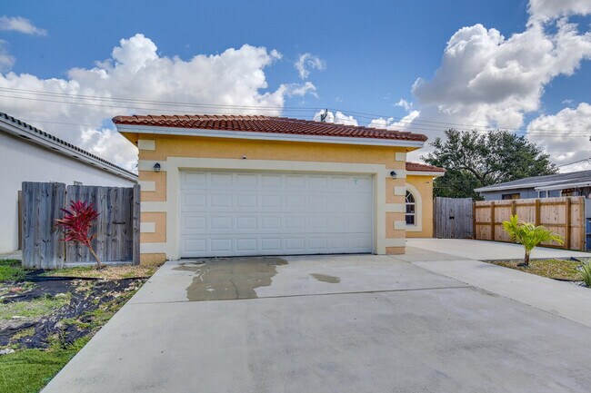 Building Photo - 2601 NW 15th Ct