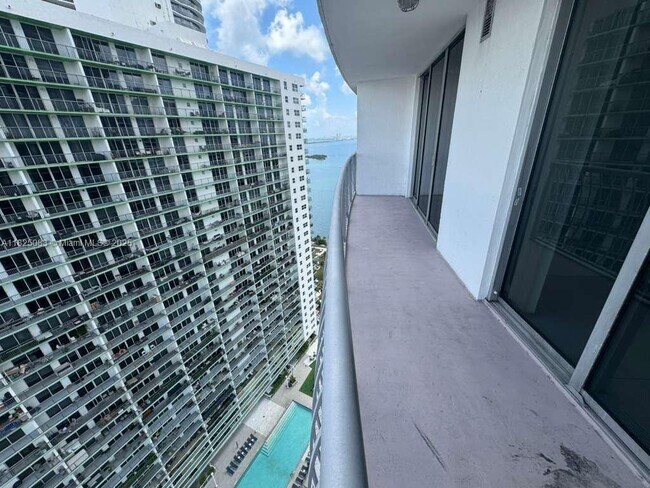 Building Photo - 1750 N Bayshore Dr