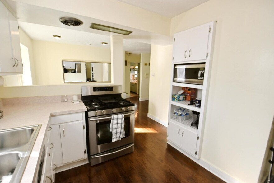 Building Photo - 426 E Pokagon St