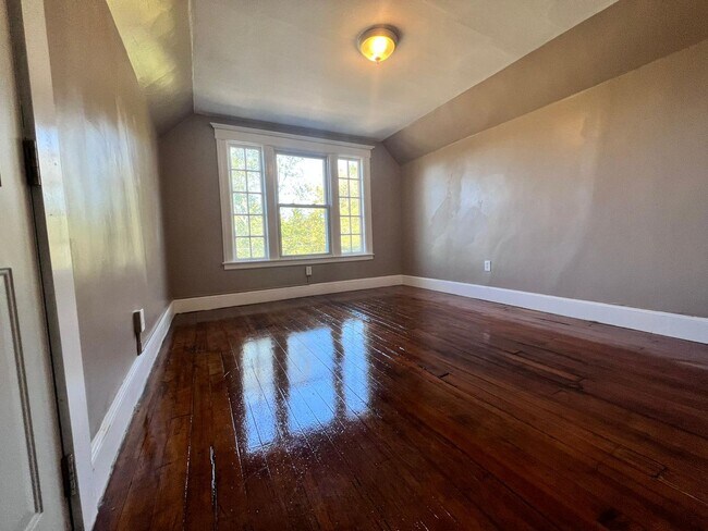 Building Photo - 52 Hillside Pl