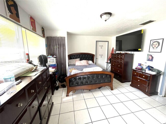 Building Photo - 5930 NW 20th St