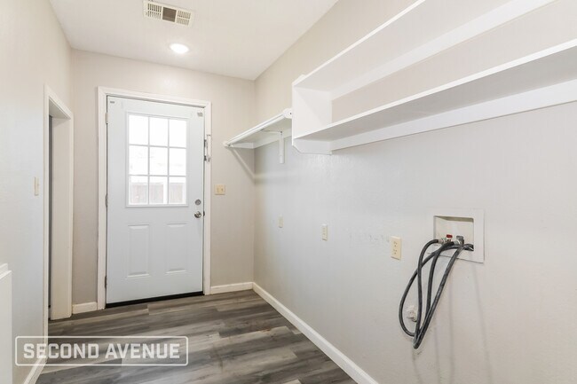 Building Photo - 622 Martingale Trail