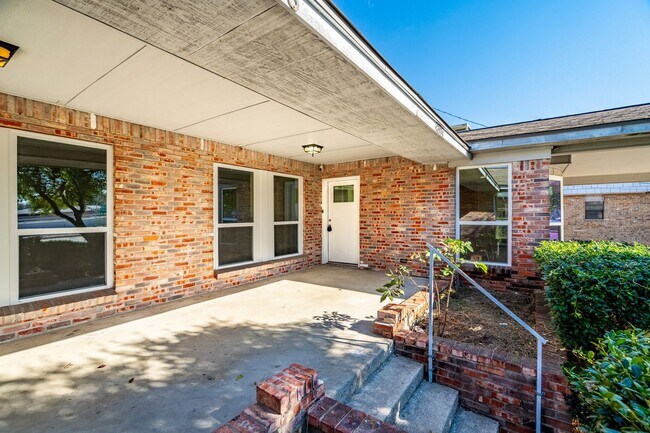 Building Photo - SW Loop 820 - 4304/4306 *Lease Up Only*