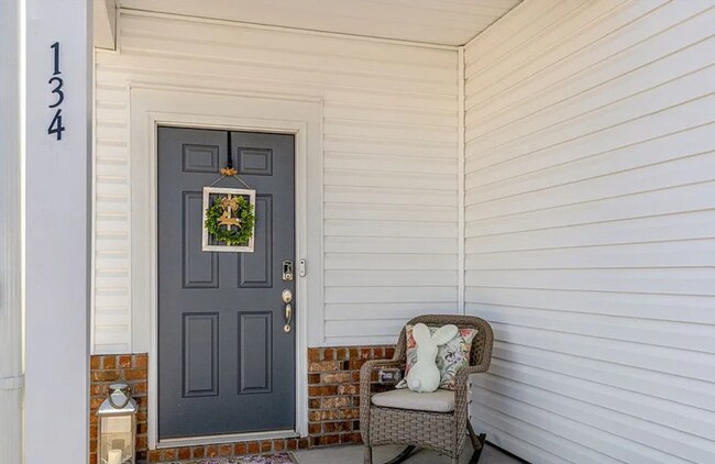 Building Photo - Modern 3 Bedroom Home Available October 1s...