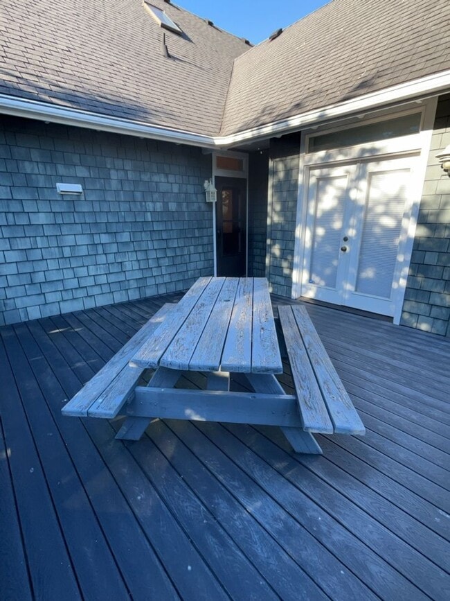 Building Photo - Spacious 3 bedroom Costal Home with Vaulted Ceilings & Soaking Tub