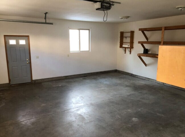 Building Photo - 501 E Walnut Cir