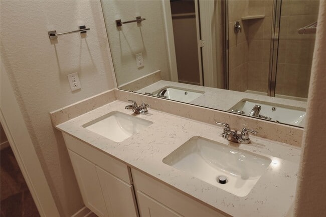 Building Photo - 16 Courageous Side Way