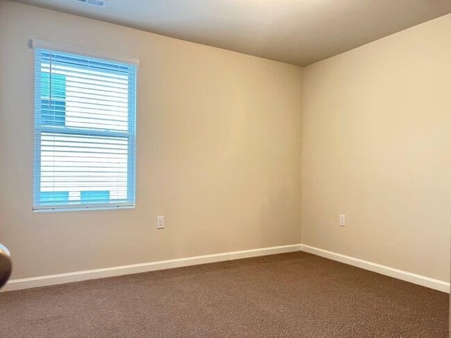 Building Photo - 5 Bedroom Single Family for Sale close to ...
