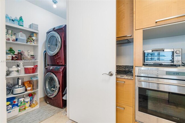 Building Photo - 16001 Collins Ave