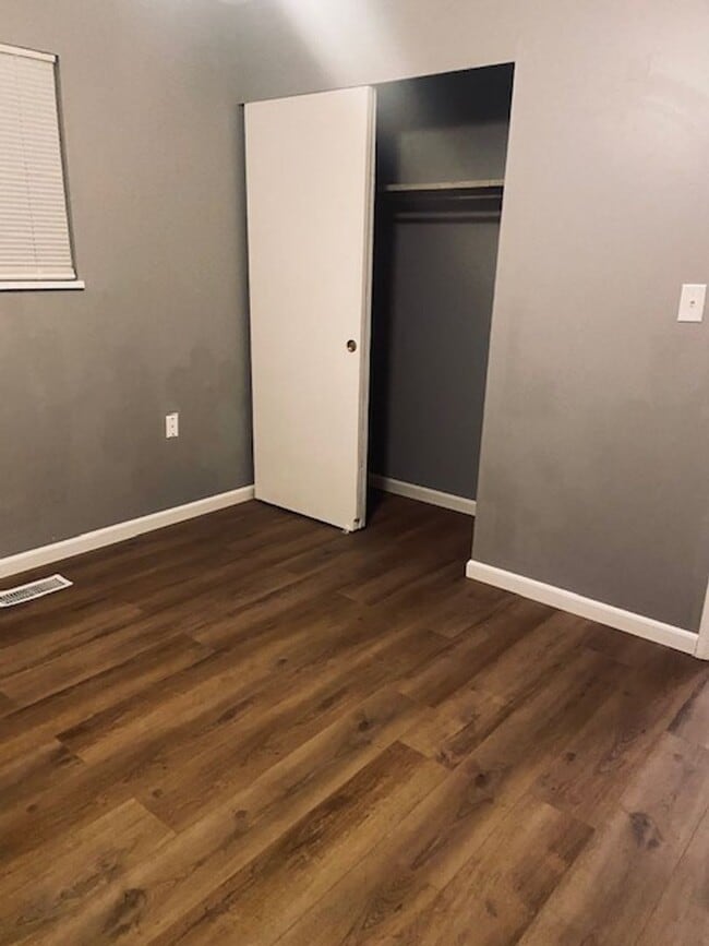 Building Photo - 3 Bedroom, 1 Bath House w/Attached Garage and Fenced Yard