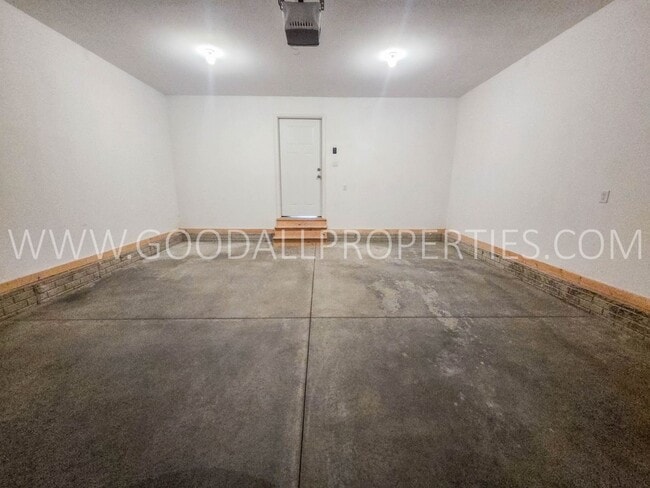 Building Photo - 4-Bedroom, 3.5-Bath Home with Walkout Finished Basement in Norwalk