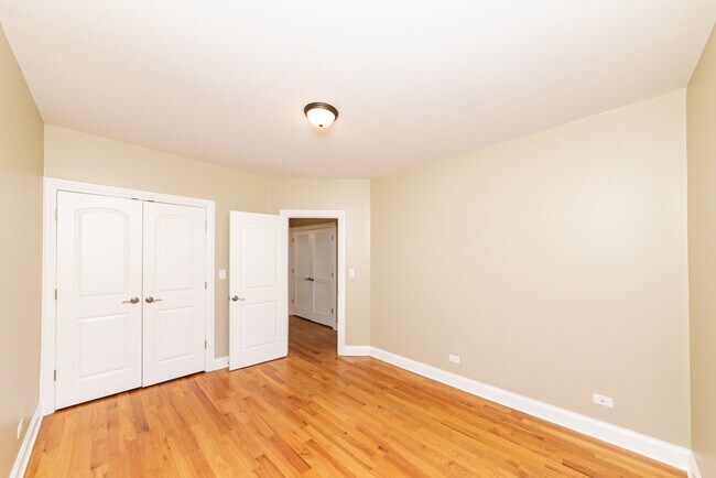 Building Photo - 1503 W Albion Ave