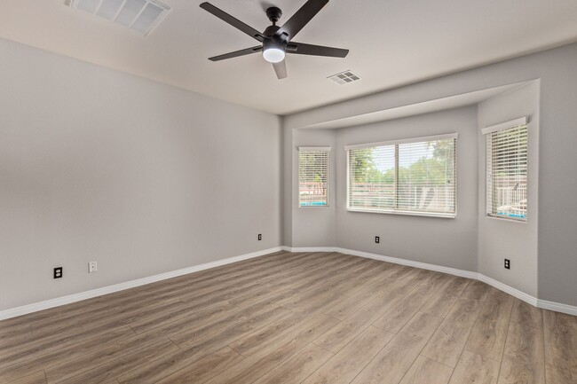 Building Photo - Lovely home in cul-de-sac lot with fenced pool!