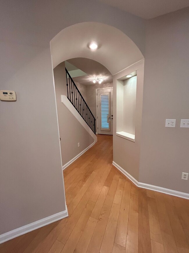 Building Photo - Large 3 bd 2.5 bath with all new paint! Fe...