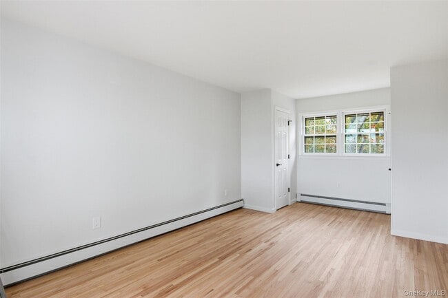 Building Photo - 14 Flax Pond Woods Rd