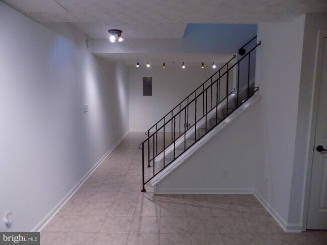 Building Photo - 313 Glenville Rd