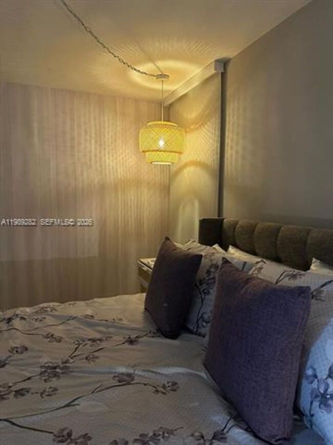 Building Photo - 1811 Sabal Palm Dr