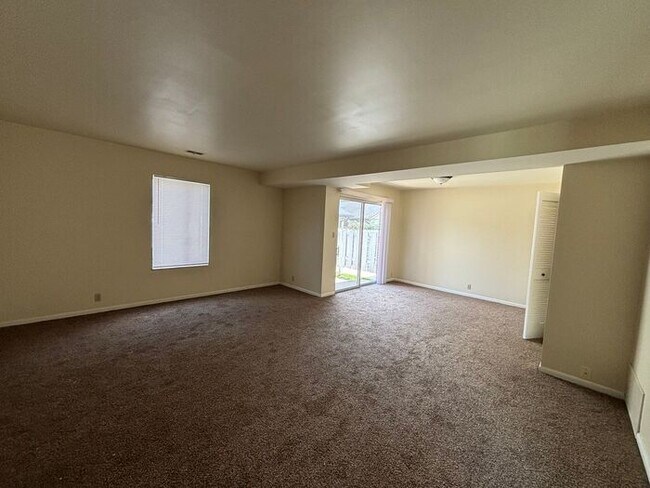 Building Photo - 3 Bedroom Townhome