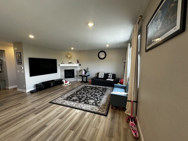 Building Photo - "Spacious 4-Bedroom Retreat in Aurora with 2.5 Baths in Murphy Creek!"