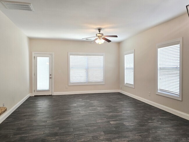 Building Photo - 215 Claudia Dr