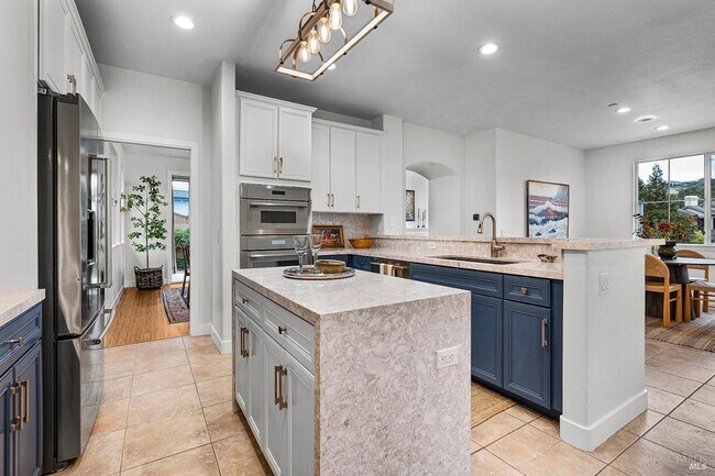 Building Photo - Luxury Living in Fountaingrove