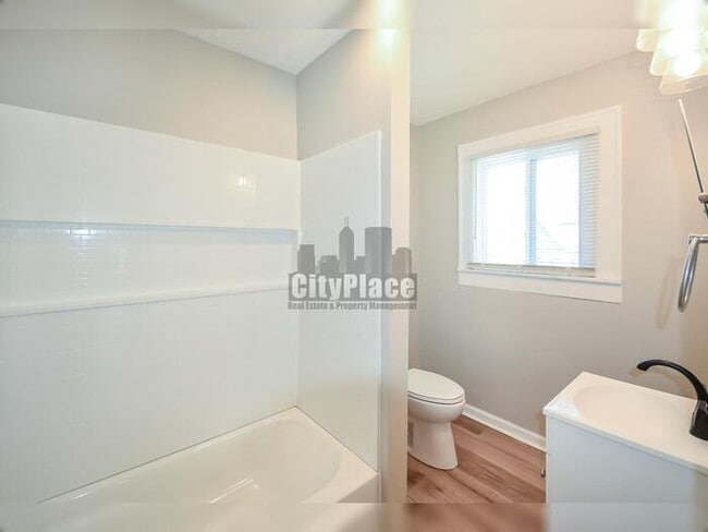 Building Photo - 752 Cottage Ave