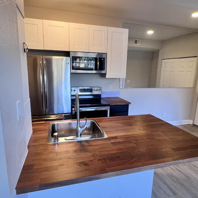 Building Photo - 2 Bed, 2 Bath condo, ground floor unit