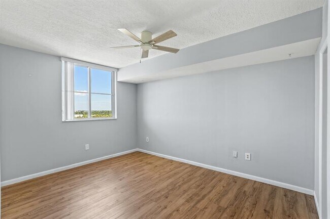 Building Photo - 3020 NE 32nd Ave