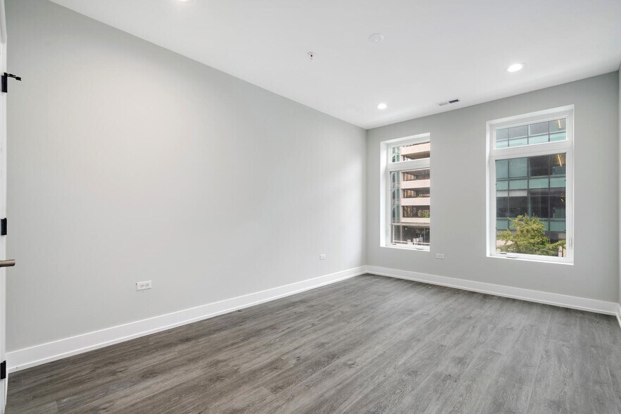 Building Photo - 825 E 61st St