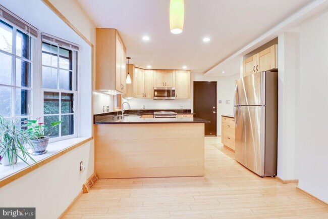 Building Photo - This elegant and unique three-level split ...