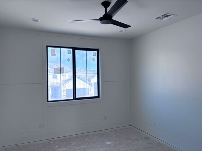 Building Photo - Luxury Living Near Sand Hollow – Spacious ...