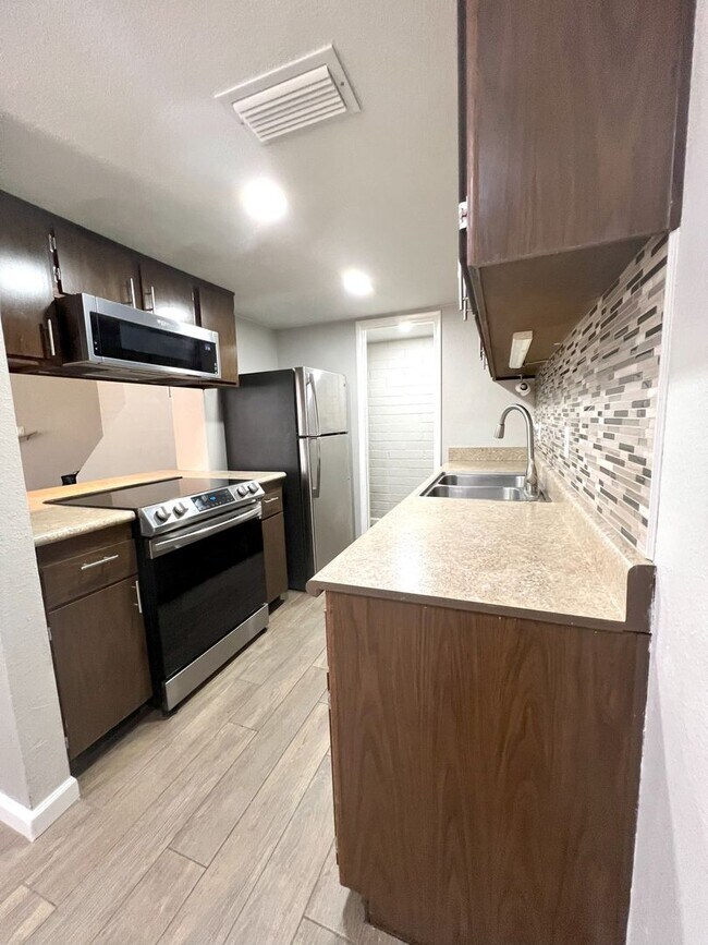 Building Photo - UPDATED 2 story townhome FOR RENT  **SAVE ...