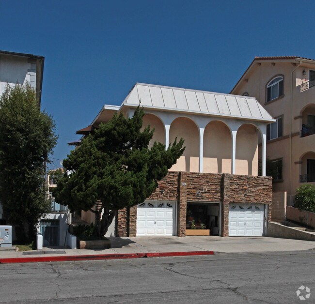 Primary Photo - 301 E Elmwood Ave